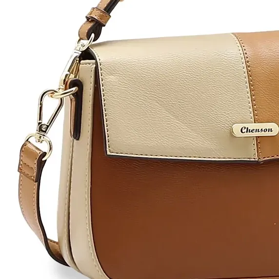 Detalhe frontal da bolsa Chenson com logo metálico e alças ajustáveis.